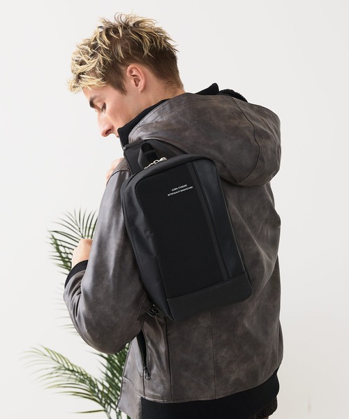 Blue Standard (ブルースタンダード)の「【BLUE STANDARD/ブルースタンダード】【長財布・ペットボトルも楽々】大容量ボディバッグ 異素材切り替え 杢調カジュアル(ボディバッグ/ウエストポーチ・メンズ・グレー/ブラック/ダークネイビー・FREE)」の10枚目の写真