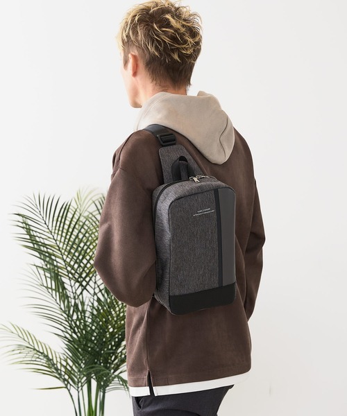 Blue Standard (ブルースタンダード)の「【BLUE STANDARD/ブルースタンダード】【長財布・ペットボトルも楽々】大容量ボディバッグ 異素材切り替え 杢調カジュアル(ボディバッグ/ウエストポーチ・メンズ・グレー/ブラック/ダークネイビー・FREE)」の4枚目の写真