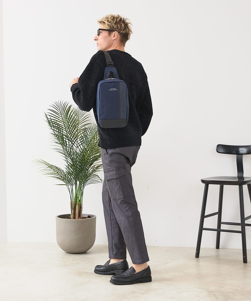 Blue Standard (ブルースタンダード)の「【BLUE STANDARD/ブルースタンダード】【長財布・ペットボトルも楽々】大容量ボディバッグ 異素材切り替え 杢調カジュアル(ボディバッグ/ウエストポーチ・メンズ・グレー/ブラック/ダークネイビー・FREE)」の22枚目の写真