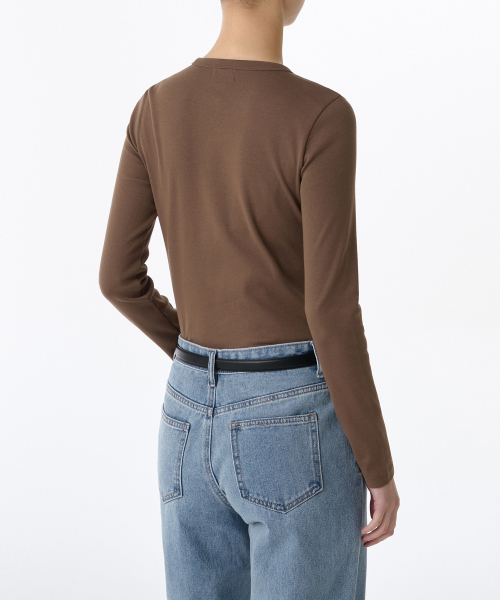 MUSINSA STANDARD WOMAN（ムシンサスタンダードウーマン）の「ウィメンズスリムクルーネック長袖Tシャツ[ブラウン]（Tシャツ/カットソー・レディース・その他・LARGE/MEDIUM/SMALL/X-SMALL）」の2枚目の写真