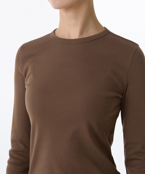 MUSINSA STANDARD WOMAN（ムシンサスタンダードウーマン）の「ウィメンズスリムクルーネック長袖Tシャツ[ブラウン]（Tシャツ/カットソー・レディース・その他・LARGE/MEDIUM/SMALL/X-SMALL）」の3枚目の写真