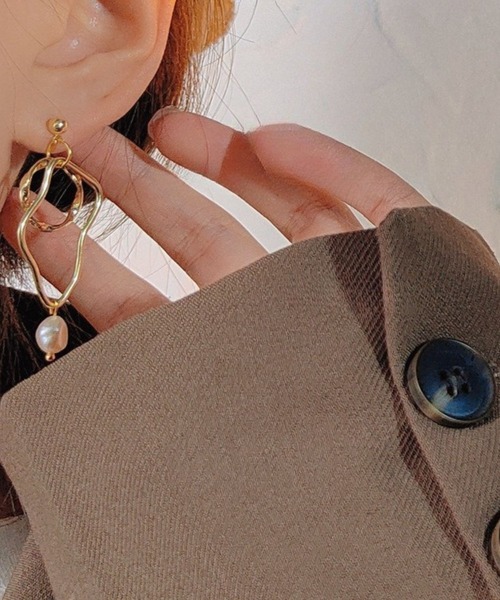 yu-ka(ユーカ)の「YU-KA:ニュアンスデザインパールピアス nuance design Pearl pierce(ピアス(両耳用)・レディース・ゴールド・FREE)」の2枚目の写真