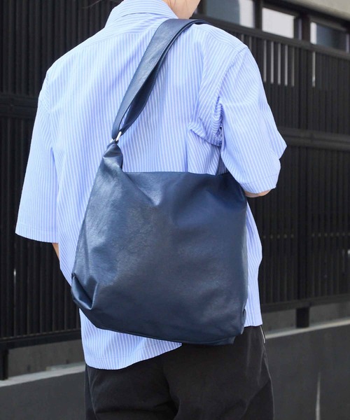 UNION STATION(ユニオンステーション)の「〈ユニセックス〉服を選ばない万能ビーガンレザーショルダーバッグ(ショルダーバッグ・メンズ・アイボリー/ブラック/ダークブラウン/ネイビー・FREE)」の1枚目の写真