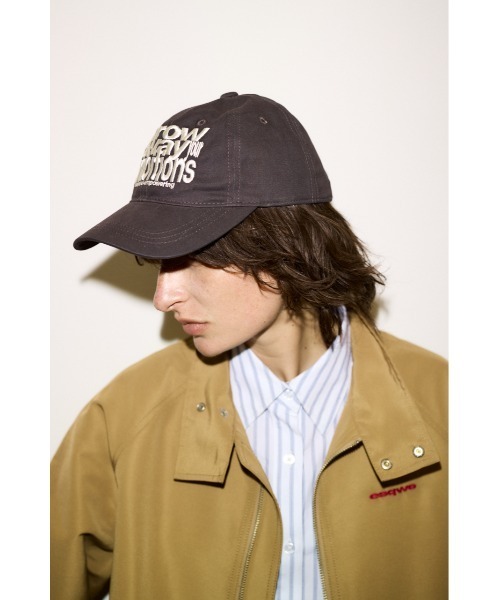 SLY（スライ）の「ESQWE LOGO CAPTHROW エスクェロゴキャップ（キャップ・レディース・ライトブラック/ベージュ系その他・FREE）」の4枚目の写真