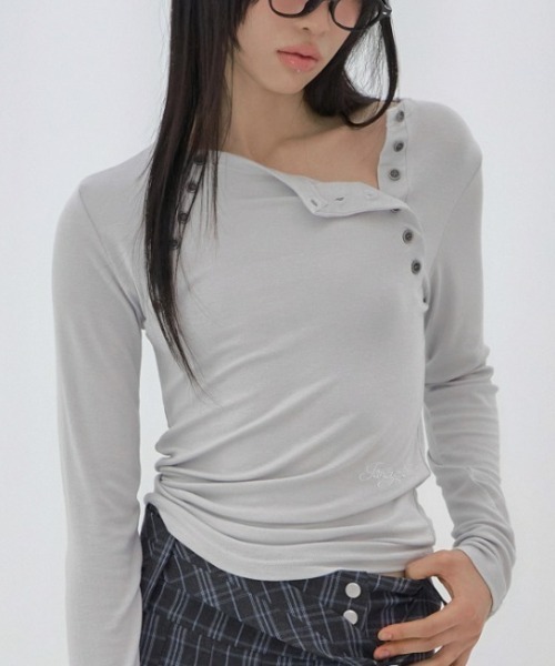 FANCY CLUB(ファンシークラブ)の「A'GEM/9 × .kom 『FANCY CLUB/ファンシークラブ』MOVE BUTTON LONG SLEEVE/ムーブボタン長袖カットソー(Tシャツ/カットソー・レディース・ライトブルー/グレー/ブラック・FREE)」の1枚目の写真