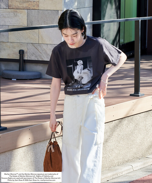 FREAK'S STORE(フリークスストア)の「マリリン・モンロー THE ICONIC SHOT プリントTシャツ(Tシャツ/カットソー・レディース・チャコールグレー/オフホワイト/サックスブルー・フリ-)」の4枚目の写真