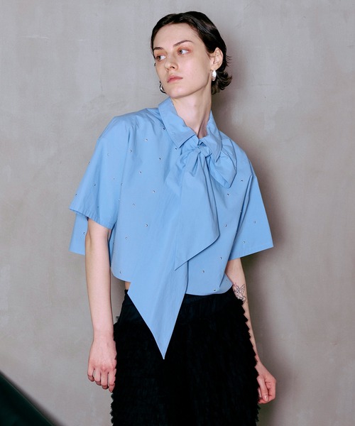 MAISON SPECIAL（メゾンスペシャル）の「Studded Half-Sleeve Bow Tie Shirt/スタッズハーフスリーブボウタイシャツ（シャツ/ブラウス・レディース・ホワイト/グレー/ブルー・FREE）」の5枚目の写真