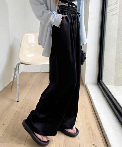 Ada.(エイダ)の「ワイドストレート サテンパンツ(その他パンツ・レディース・ブラック/ベージュ/ホワイト・L/M)」の2枚目の写真