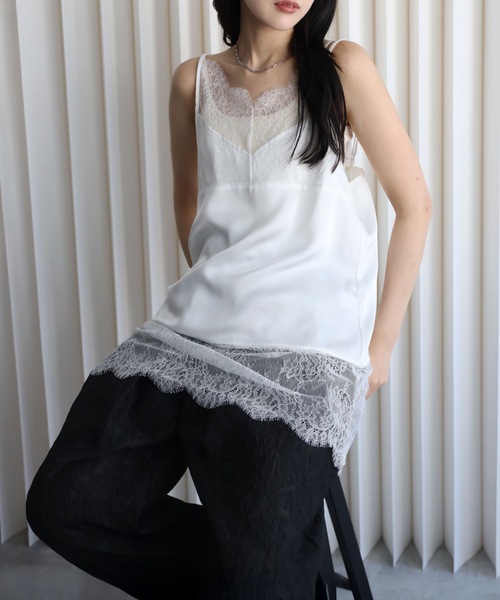 YENNA(イェンナ)の「レースレイヤードサテンキャミチュニック/スリップドレス(キャミソール・レディース・ブラック/アイボリー・FREE)」の3枚目の写真