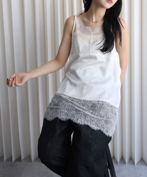 YENNA(イェンナ)の「レースレイヤードサテンキャミチュニック/スリップドレス(キャミソール・レディース・ブラック/アイボリー・FREE)」の4枚目の写真