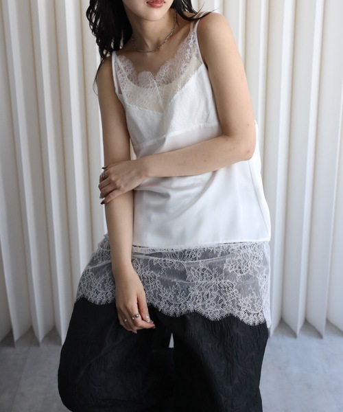 YENNA(イェンナ)の「レースレイヤードサテンキャミチュニック/スリップドレス(キャミソール・レディース・ブラック/アイボリー・FREE)」の5枚目の写真