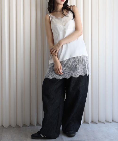 YENNA(イェンナ)の「レースレイヤードサテンキャミチュニック/スリップドレス(キャミソール・レディース・ブラック/アイボリー・FREE)」の10枚目の写真