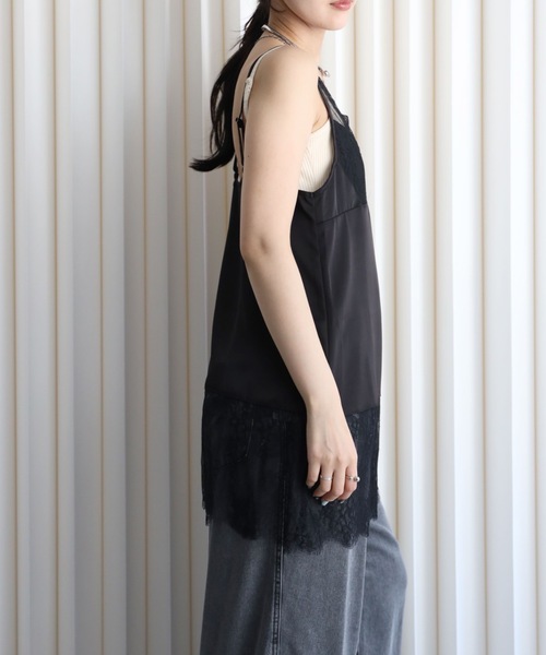 YENNA(イェンナ)の「レースレイヤードサテンキャミチュニック/スリップドレス(キャミソール・レディース・ブラック/アイボリー・FREE)」の14枚目の写真