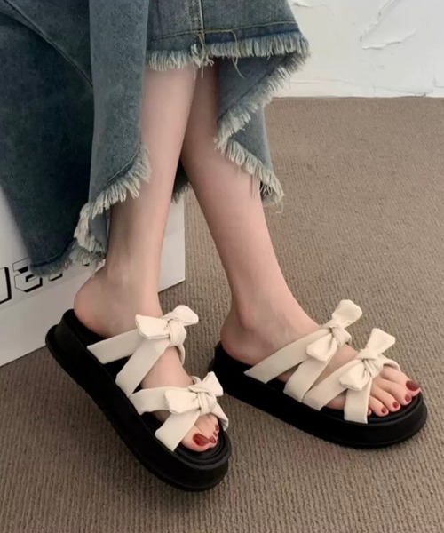 shopnikoniko(ショップニコニコ)の「ノットデザイン ダブルリボン 厚底サンダル(サンダル・レディース・ホワイト/ブラック・37/36/39/38)」の2枚目の写真