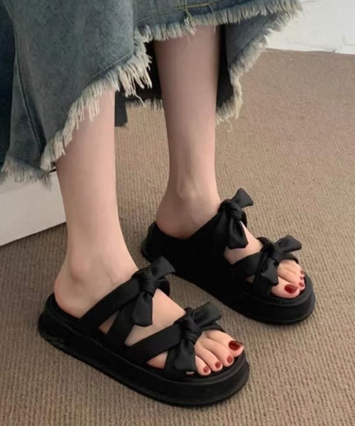 shopnikoniko(ショップニコニコ)の「ノットデザイン ダブルリボン 厚底サンダル(サンダル・レディース・ホワイト/ブラック・37/36/39/38)」の1枚目の写真