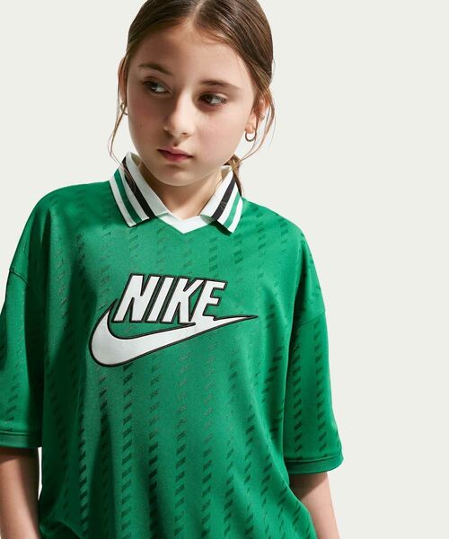 NIKE(ナイキ)の「ナイキ スポーツウェア ジュニア ショートスリーブ ジャージー / Nike Sportswear Big Kids' Short-Sleeve Jersey IQ0435-365 Malachite(ジャージ・キッズ・グリーン系その他2・160/150/140/130)」の2枚目の写真