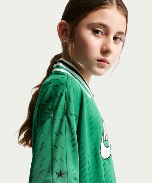 NIKE(ナイキ)の「ナイキ スポーツウェア ジュニア ショートスリーブ ジャージー / Nike Sportswear Big Kids' Short-Sleeve Jersey IQ0435-365 Malachite(ジャージ・キッズ・グリーン系その他2・160/150/140/130)」の4枚目の写真