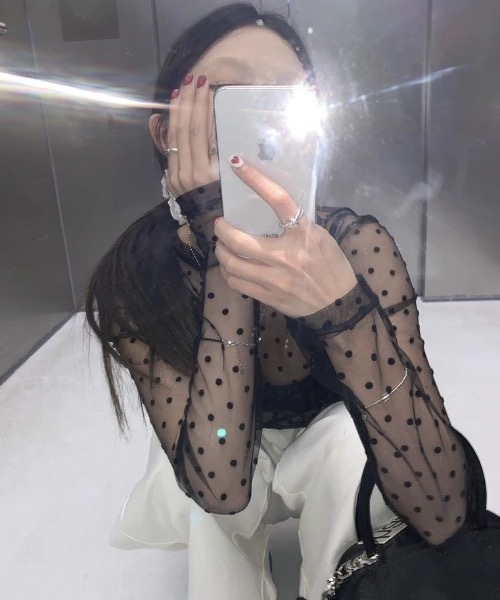 Teem Store(チームストア)の「【ドット柄】チュールトップス 長袖 インナー レイヤード 重ね着(Tシャツ/カットソー・レディース・ホワイト/ブラック・F)」の4枚目の写真