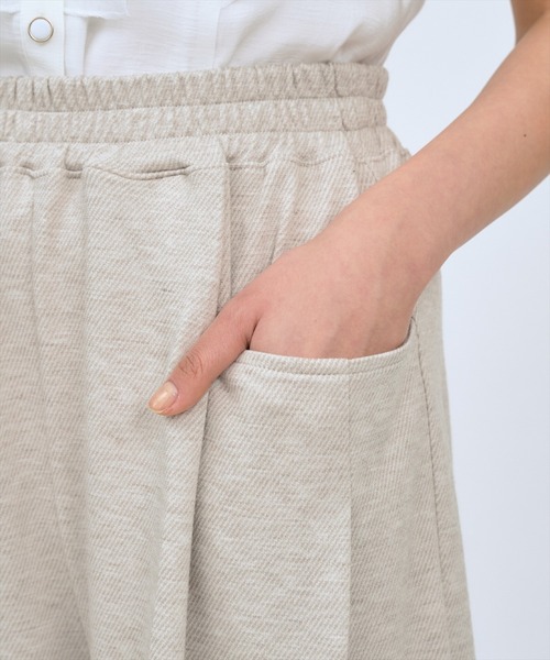 AND COUTURE(アンドクチュール)の「カットツイルポケットタックパンツ(その他パンツ・レディース・ベージュ/ライトグレー/ブラック・FREE)」の9枚目の写真