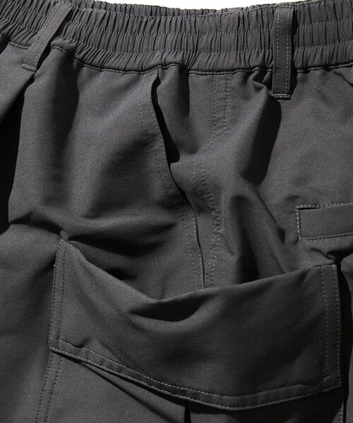 FREAK'S STORE(フリークスストア)の「<UVカット・吸水速乾・防シワ加工>Drymix(R)/ドライミックス ワイドシルエット ユーティリティ ショートカーゴパンツ 短パン ハーフパンツ ショートパンツ 限定展開(カーゴパンツ・メンズ・ベージュ/チャコールグレー/ブラック・SMALL/MEDIUM/LARGE)」の9枚目の写真