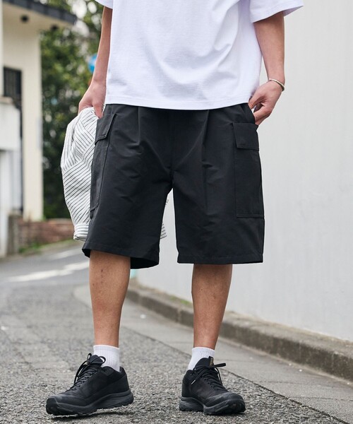 FREAK'S STORE(フリークスストア)の「<UVカット・吸水速乾・防シワ加工>Drymix(R)/ドライミックス ワイドシルエット ユーティリティ ショートカーゴパンツ 短パン ハーフパンツ ショートパンツ 限定展開(カーゴパンツ・メンズ・ベージュ/チャコールグレー/ブラック・SMALL/MEDIUM/LARGE)」の2枚目の写真