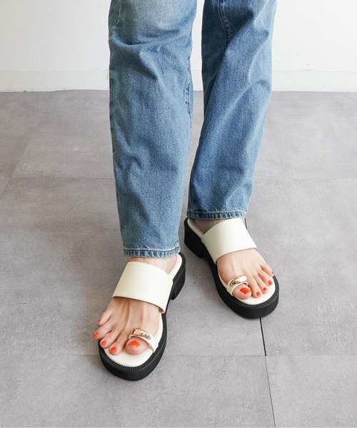 Fabby fabby(ファビィーファビィー)の「4.2cm厚底サムリングサンダル(サンダル・レディース・ブラウン/オフホワイト/ブラック・SMALL/MEDIUM/LARGE)」の1枚目の写真