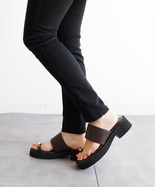 Fabby fabby(ファビィーファビィー)の「4.2cm厚底サムリングサンダル(サンダル・レディース・ブラウン/オフホワイト/ブラック・SMALL/MEDIUM/LARGE)」の9枚目の写真