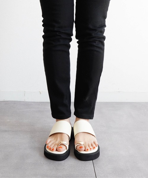 Fabby fabby(ファビィーファビィー)の「4.2cm厚底サムリングサンダル(サンダル・レディース・ブラウン/オフホワイト/ブラック・SMALL/MEDIUM/LARGE)」の11枚目の写真