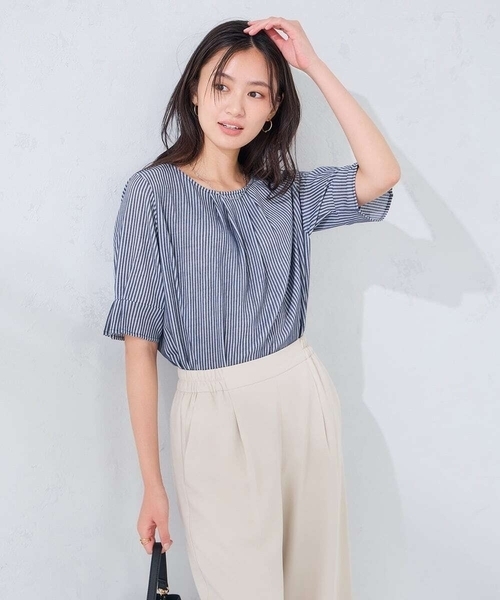 a.v.v(アーヴェヴェ)の「タックパフスリーブトップス(Tシャツ/カットソー・レディース・クリーム/ダークインディゴブルー/ネイビー・38/36/40)」の2枚目の写真