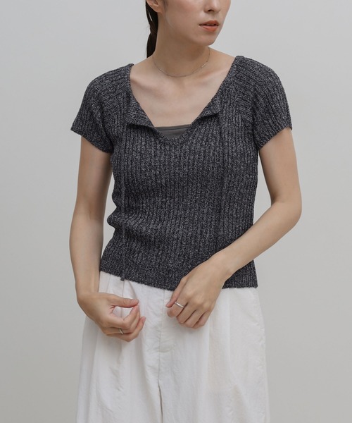select MOCA(セレクトモカ)の「フロントデザインコンパクトリブニット(ニット/セーター・レディース・ベージュ/ブラック・FREE)」の2枚目の写真