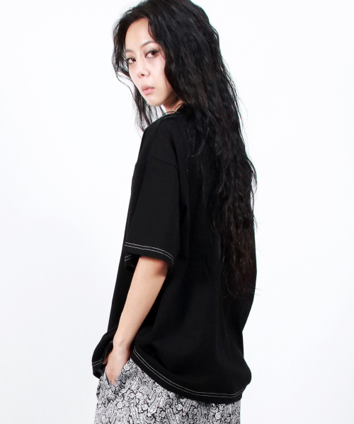 DEMARC(ドゥマーク)の「OUTSTITCH BOXY SHORT SLEEVE TEE - Black(Tシャツ/カットソー・レディース・その他・MEDIUM/LARGE)」の2枚目の写真