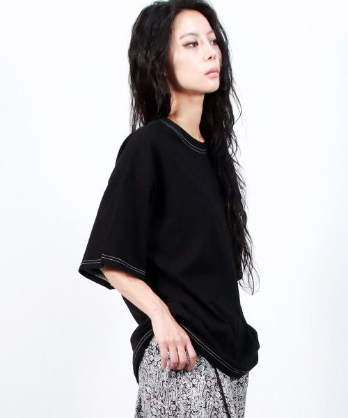 DEMARC(ドゥマーク)の「OUTSTITCH BOXY SHORT SLEEVE TEE - Black(Tシャツ/カットソー・レディース・その他・MEDIUM/LARGE)」の3枚目の写真