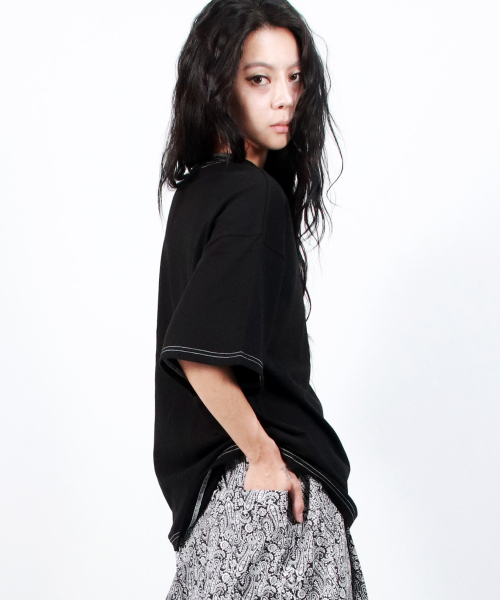 DEMARC(ドゥマーク)の「OUTSTITCH BOXY SHORT SLEEVE TEE - Black(Tシャツ/カットソー・レディース・その他・MEDIUM/LARGE)」の4枚目の写真