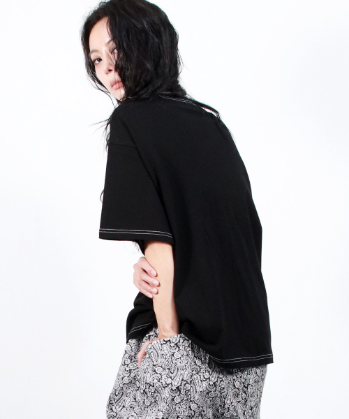 DEMARC(ドゥマーク)の「OUTSTITCH BOXY SHORT SLEEVE TEE - Black(Tシャツ/カットソー・レディース・その他・MEDIUM/LARGE)」の6枚目の写真