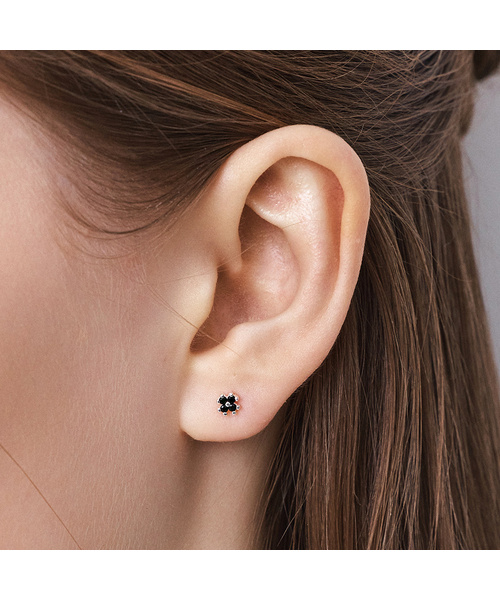 HEI（ヘイ）の「[sv925] flower cubic stud earrings (Black/White)（ピアス（両耳用）・レディース・ブラック/ホワイト・FREE）」の2枚目の写真