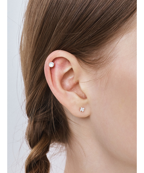 HEI（ヘイ）の「[sv925] flower cubic stud earrings (Black/White)（ピアス（両耳用）・レディース・ブラック/ホワイト・FREE）」の3枚目の写真