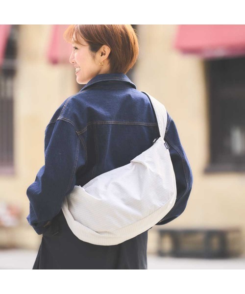 OMCC(オーエムシーシー)の「Round Shoulder 2.0 Lattice - ラウンドショルダー2.0 ラティス(ボディバッグ/ウエストポーチ・レディース・ブラウン/ライトグレー/グリーン/パープル/ネイビー/ブラック・ONE SIZE)」の8枚目の写真