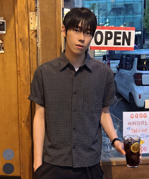 ECORR（エコル）の「[イコル x ホントギ] デイリークロップ半袖チェックシャツ : 2COLOR（シャツ/ブラウス・メンズ・ブラック/ネイビー・1/2）」の14枚目の写真