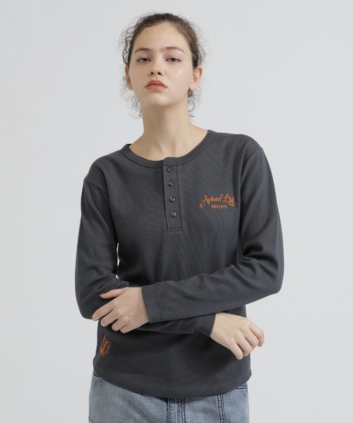 AVIREX(アヴィレックス)の「HONEYCOMB WAFFLE HENLEY T-SHIRT(Tシャツ/カットソー・レディース・チャコールグレー/オフホワイト/オレンジ・S/M)」の1枚目の写真