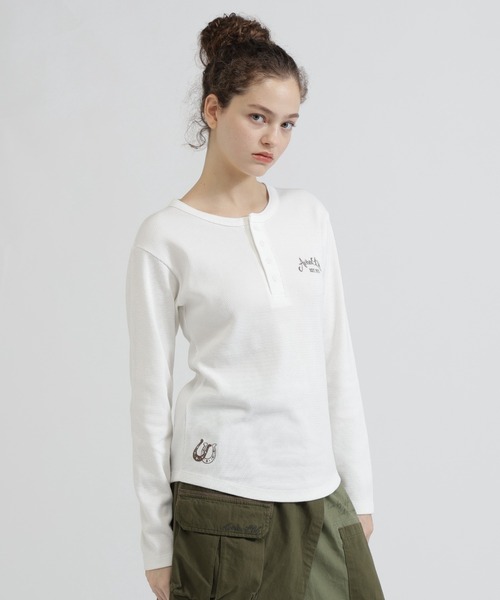 AVIREX(アヴィレックス)の「HONEYCOMB WAFFLE HENLEY T-SHIRT(Tシャツ/カットソー・レディース・チャコールグレー/オフホワイト/オレンジ・S/M)」の21枚目の写真