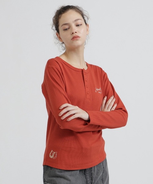 AVIREX(アヴィレックス)の「HONEYCOMB WAFFLE HENLEY T-SHIRT(Tシャツ/カットソー・レディース・チャコールグレー/オフホワイト/オレンジ・S/M)」の10枚目の写真