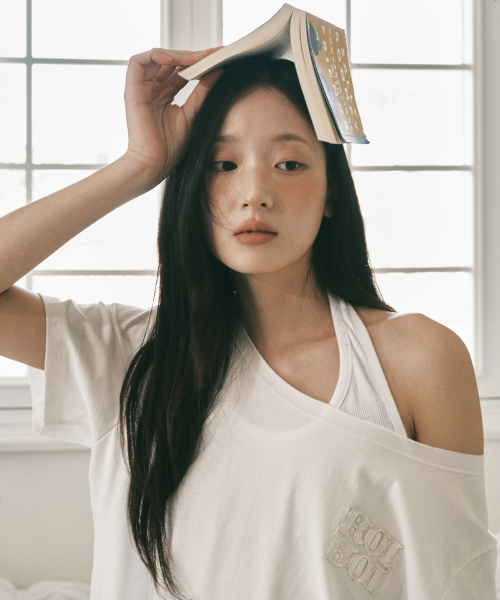ROIROI(ロイロイ)の「オフショルダーロゴ半袖Tシャツ-ホワイト(Tシャツ/カットソー・レディース・その他・FREE)」の3枚目の写真