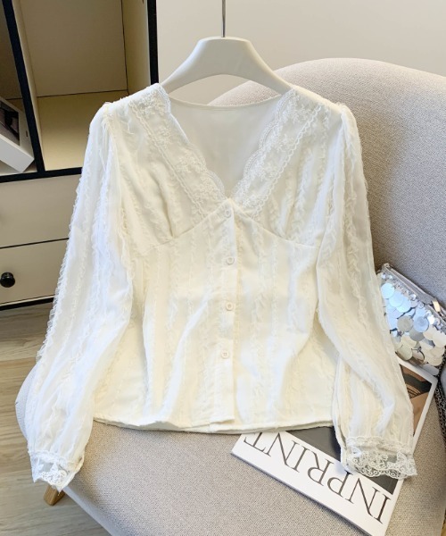 LUCPY(ラクピー)の「レース切替 Vネックシャーリングブラウス(シャツ/ブラウス・レディース・ホワイト・SMALL/MEDIUM/LARGE/X-LARGE)」の1枚目の写真