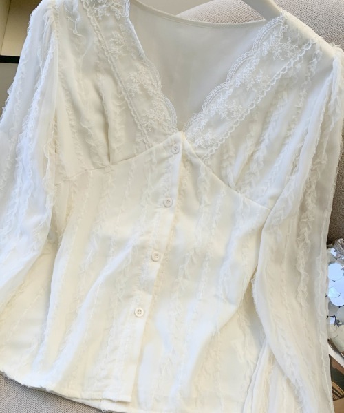 LUCPY(ラクピー)の「レース切替 Vネックシャーリングブラウス(シャツ/ブラウス・レディース・ホワイト・SMALL/MEDIUM/LARGE/X-LARGE)」の3枚目の写真