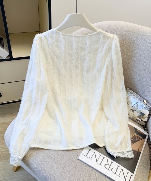 LUCPY(ラクピー)の「レース切替 Vネックシャーリングブラウス(シャツ/ブラウス・レディース・ホワイト・SMALL/MEDIUM/LARGE/X-LARGE)」の5枚目の写真