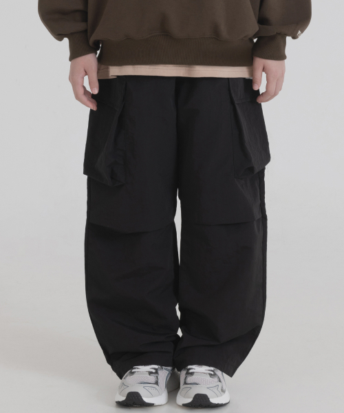 PIANER KIDS(ピアネールキッズ)の「ナイロンカーゴパラシュートパンツ(ブラック)(スウェットパンツ・レディース・ブラック・S(120-130cm)/M(130-140cm)/L(140-150cm)/XL(150-160㎝))」の2枚目の写真