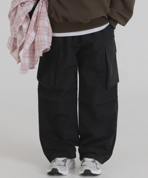 PIANER KIDS(ピアネールキッズ)の「ナイロンカーゴパラシュートパンツ(ブラック)(スウェットパンツ・レディース・ブラック・S(120-130cm)/M(130-140cm)/L(140-150cm)/XL(150-160㎝))」の4枚目の写真