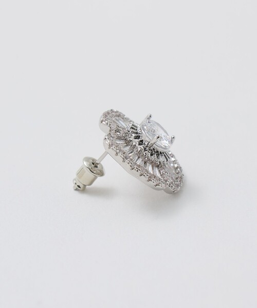 UNITED ARROWS(ユナイテッドアローズ)の「フラワーパヴェ ピアス(ピアス(両耳用)・レディース・シルバー・FREE)」の3枚目の写真