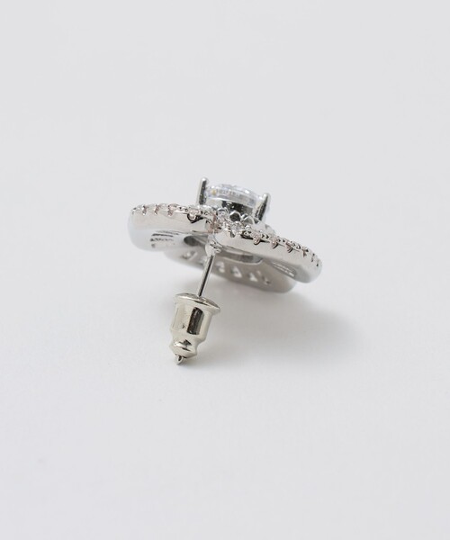 UNITED ARROWS(ユナイテッドアローズ)の「フラワーパヴェ ピアス(ピアス(両耳用)・レディース・シルバー・FREE)」の4枚目の写真