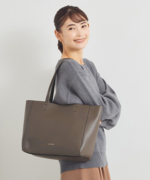 ITS'DEMO(イッツデモ)の「【肩かる】ライラA4トート(トートバッグ・レディース・ブラウン系/ナチュラル/ブラック/シルバー・00)」の11枚目の写真